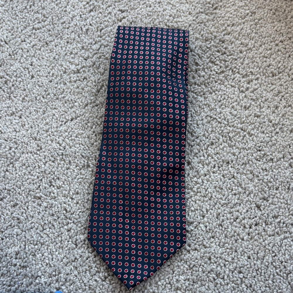 Elegant Navy Blue and Red Patterned Tie